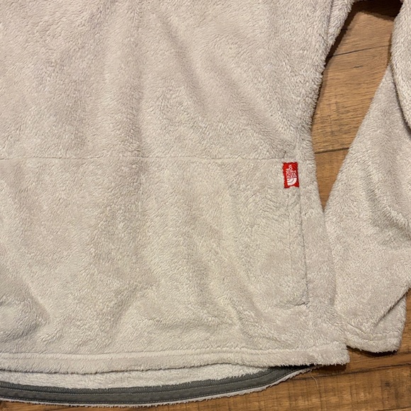 The North Face Gray and Cream Fleece Pullover - Picture 3 of 4